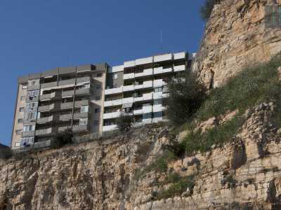 �Quelle costruzioni sono fortemente a rischio � ci avverte l�esperto del territorio Nicola De Toma -.  Il drenaggio necessario per lo svuotamento della cava dall�acqua ha infatti indebolito la �struttura� del fossato: se le pareti cedessero per gli edifici sarebbe la fine. La speranza � che possano partire a breve gli annunciati lavori per il consolidamento del sito�